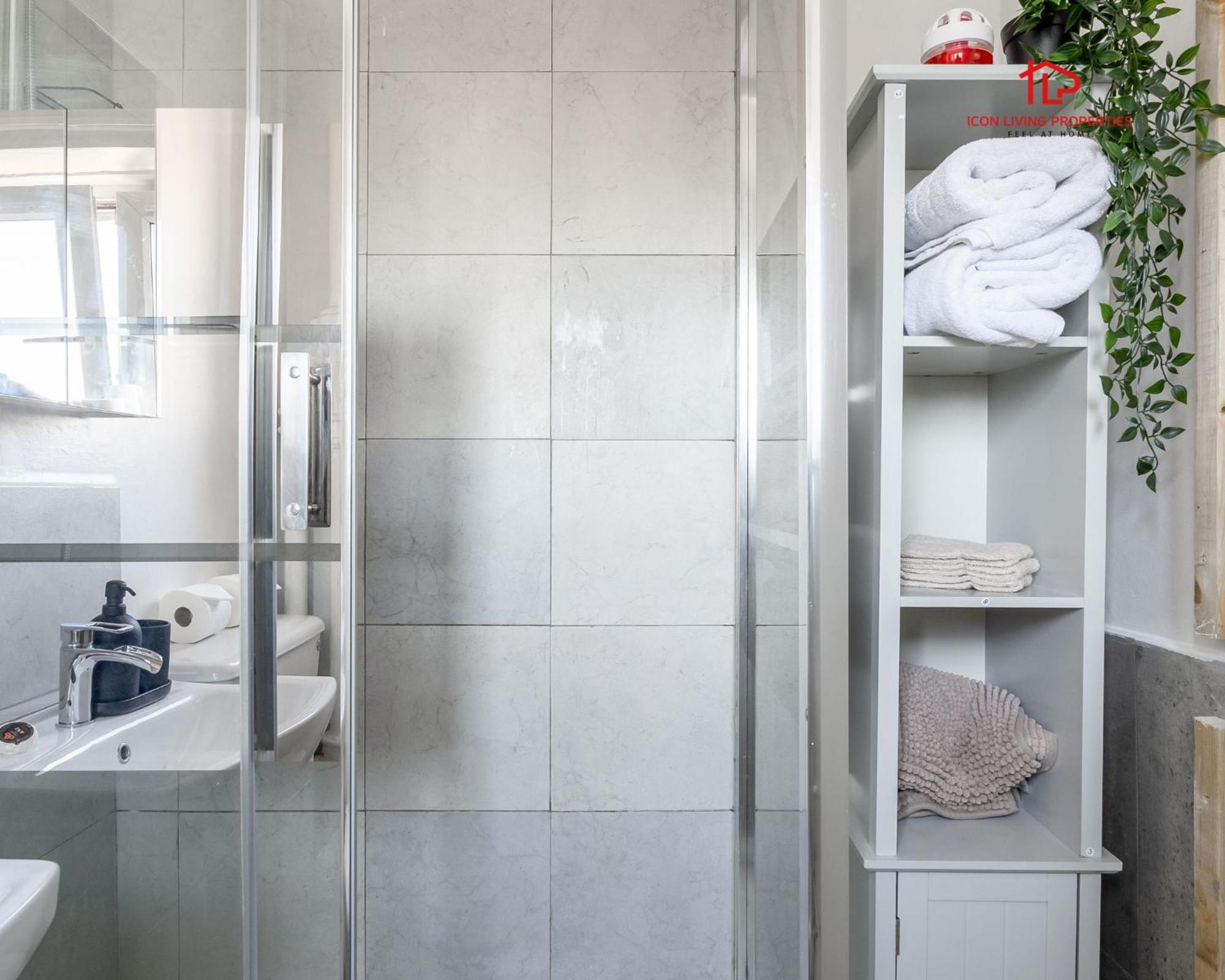 Spacious 1 Bed Flat For Contractors Leisure And Relocation Guests By Icon Living Properties Short Lets And Serviced Accommodation Barking Buitenkant foto