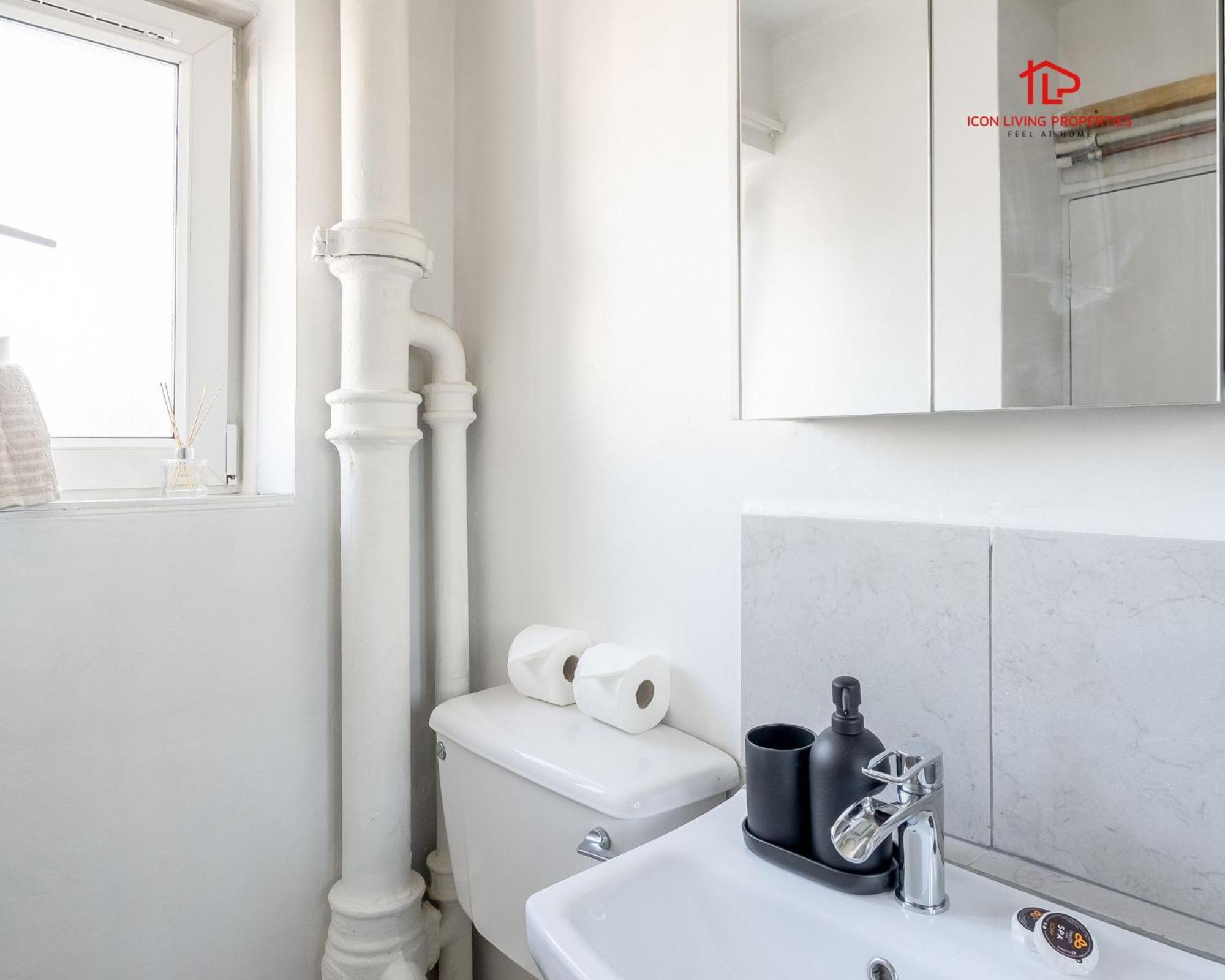 Spacious 1 Bed Flat For Contractors Leisure And Relocation Guests By Icon Living Properties Short Lets And Serviced Accommodation Barking Buitenkant foto